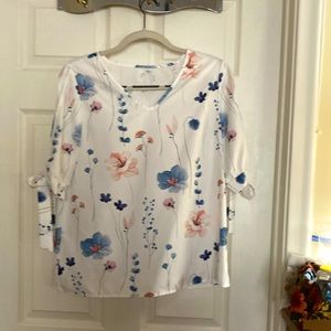 Polyester top with flowers, split sea sleeve with ties, size medium